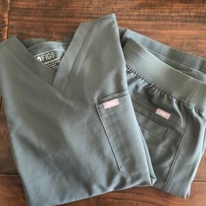 Men’s FIGS set. Size Large. Leon scrub top and Axim scrub pants in color Bonsai.